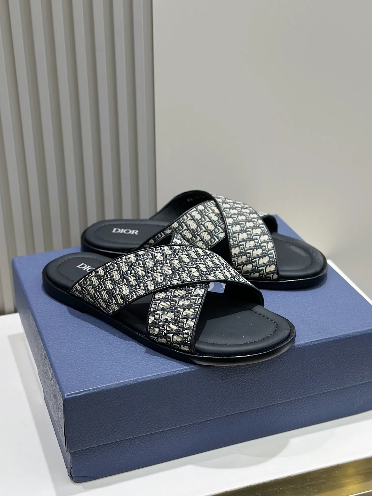 P320【DIOR】💰Size39-44 (38.45 custom-made) 2024ss Dior’s latest men’s slippers are a must-have. Dior Alias ​​Men's Genuine Leather Slippers This summer new Alias ​​sandal embodies a casual and elegant style. Carefully crafted from grained cow leather and Oblique printed fabric, with cowhide lining! Cross-strap design with metal-clad brass CD Diamond logo. The imported cowhide leather and rubber sole adds sophistication and comfort, while Oblique print-effect anti-slip panels add style.